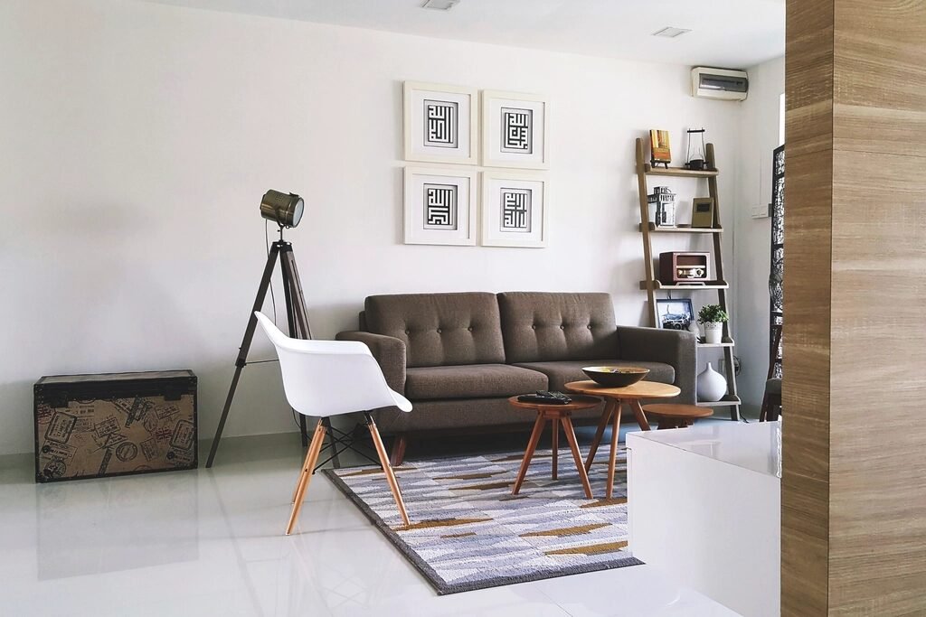 Góc phòng khách với đèn chân máy và sofa da
